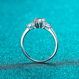 Bague élégante en argent S925 avec moissanite ronde et monture en couronne