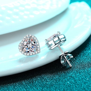 Élégantes boucles d'oreilles cœur en argent 925 avec des pierres de moissanite brillantes