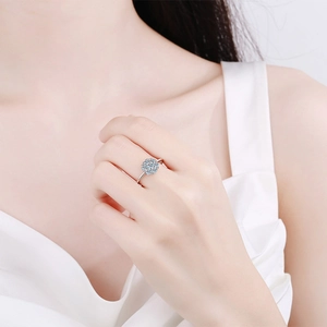 Bague en argent S925 ornée de pierres bleues en forme de fleur portée au doigt