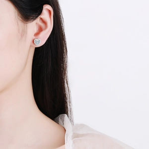 Boucles d'oreilles cœur en argent sterling S925 avec sertissage halo en moissanite