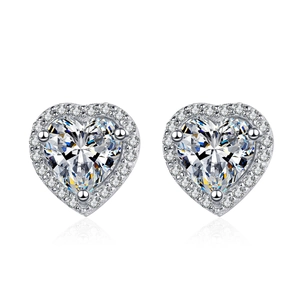 Élégantes boucles d'oreilles cœur en argent 925 et moissanite avec sertissage halo brillant