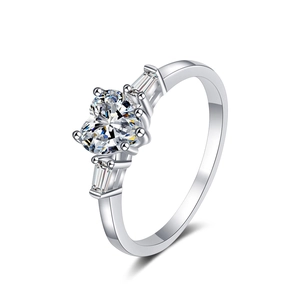 Bague classique en argent 925 avec une moissanite en forme de cœur au centre