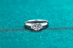 Macro shot of sparkling round-cut moissanite stone in a polished silver tension setting