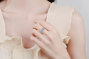 Close-up of S925 silver ring with emerald-cut rectangle moissanite on female hand
