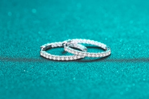 Vue macro des boucles d'oreilles créoles en argent S925 avec pierres moissanite