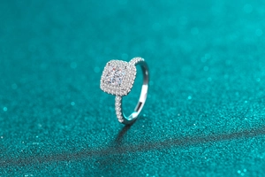 Vue latérale macro d'une bague en argent avec diamant taille princesse et pavé brillant