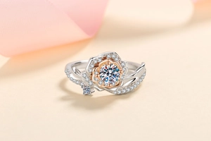 Vista macro dell'anello rosa in argento 925 con grande moissanite e nastro rosa decorativo