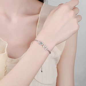 Bracelet LOVE en argent S925 avec moissanite cœur et fermoir coulissant ajustable
