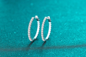 Gros plan de créoles en argent sterling S925 avec pavé de pierres de moissanite