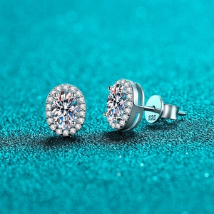 Élégantes boucles d'oreilles en argent S925 et moissanite ovale avec entourage diamants