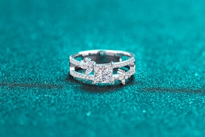 Vista macro anello in moissanite taglio princess con dettagli a foglia e argento S925
