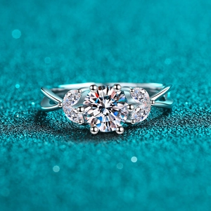 Exquisite S925 sterling silver ring with 1 carat moissanite and floral leaf accents
