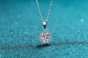 Macro shot of 925 silver sunflower pendant necklace with Moissanite stone and Pt950 plating