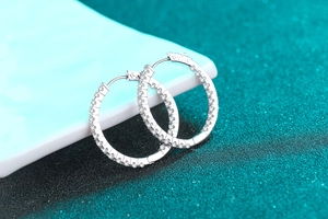 Vue macro de créoles en argent 925 avec pavé de moissanites et fermoir à charnière