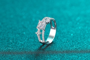 Macro di un anello in argento S925 con moissanite taglio princess e pietre laterali