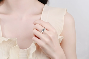 Close-up of S925 sterling silver ring with a sparkling round moissanite on a model hand
