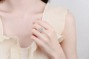 Gros plan d'une bague en argent S925 avec moissanite taille princesse de 1ct