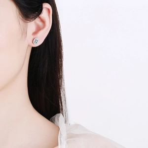 Élégante puce d'oreille ovale en argent S925 avec moissanite bleue et halo brillant