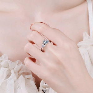 Elegant S925 sterling silver twist band ring with 1ct round moissanite on model hand