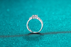 Vista dettagliata dell'anello in moissanite taglio princess con diamanti laterali