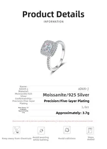 Détail macro d'une moissanite de 1ct coupe princesse sur un anneau en argent 925