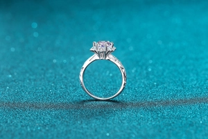 Détail de la bague en argent 925 avec moissanite lavande et sertissage classique à six griffes