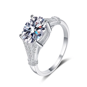 Elegant S925 sterling silver ring with 3 carat round moissanite in split shank setting