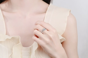 Dettaglio di un anello doppio in argento S925 con diamante quadrato taglio princess