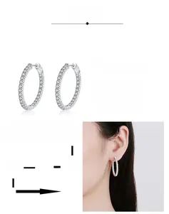 Détails des créoles en argent 925 avec pierres moissanite et placage au rhodium brillant