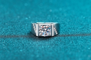 Vue macro détaillée d'une bague en argent sterling 925 sertie d'une moissanite centrale