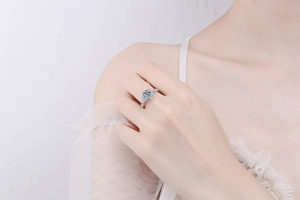 Détail macro d'une bague en argent sterling 925 avec moissanite et gravures vintage