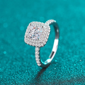 Bague luxueuse en argent 925 avec moissanite taille princesse et double halo brillant