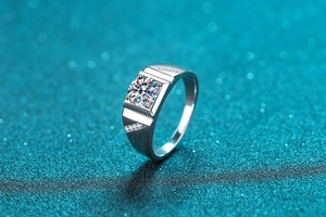 Détail macro d'une bague en argent 925 avec une grande moissanite ronde et griffes carrées