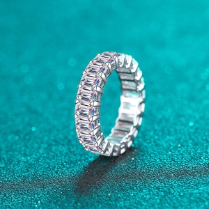 Δαχτυλίδι eternity από ασήμι 925 με πέτρες moissanite σε σχήμα σμαραγδιού σε πλήρη κύκλο