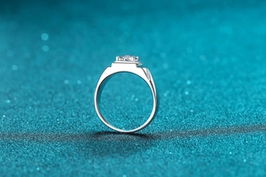 Vue macro d'une bague en argent 925 avec moissanite carrée et détails en diamants