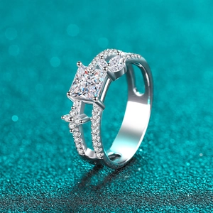 Anello in argento S925 con moissanite taglio princess su uno sfondo blu sfumato elegante