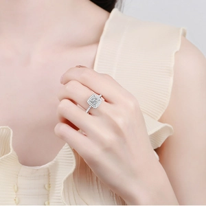 Bague luxueuse en argent S925 avec moissanite carrée sur la main d'un mannequin