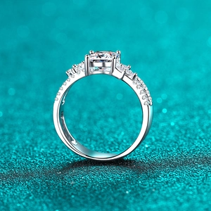 Elegante anello di fidanzamento in argento 925 con moissanite taglio princess e micro-pavé