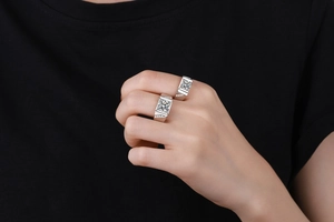 Gros plan d'une bague moissanite taille carrée sur un anneau en argent 925
