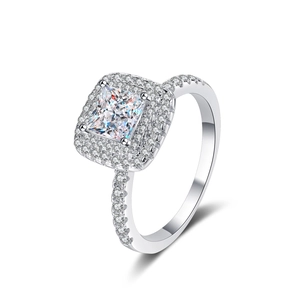 Bague luxueuse en argent 925 avec moissanite taille princesse de 1 carat et halo