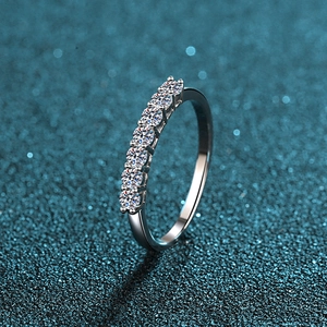 Bague élégante en argent sterling 925 avec sept pierres de moissanite rondes en ligne