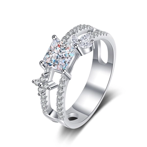 Anello elegante in argento 925 con taglio princess e pietre laterali su sfondo bianco