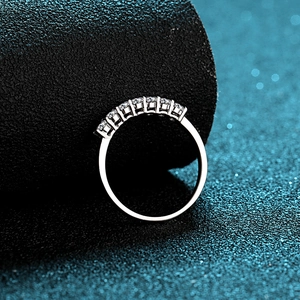 Bague en argent sterling 925 avec 7 pierres de moissanite rondes en serti classique