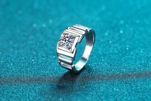 Vue latérale d'une bague pour homme en moissanite 1 carat avec anneau au design géométrique