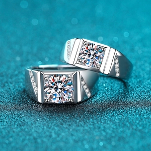 Bagues pour hommes en argent 925 et moissanite avec fond bokeh de luxe poli