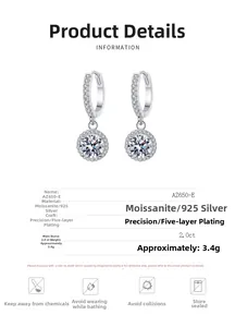 Détail macro de boucles d'oreilles moissanite 2.0ct en argent 925 avec plaquage 5 couches