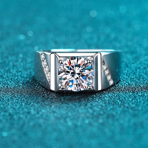 Bague pour homme en argent 925 avec une grande moissanite sertie dans un cadre carré