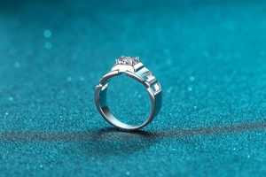 Vue détaillée d'une bague en argent 925 avec motif chaîne géométrique et moissanite