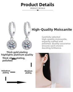Détail macro de boucles d'oreilles en argent S925 et moissanite avec placage multicouche
