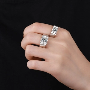 Bague homme en argent sterling 925 avec moissanite carrée sur fond noir élégant